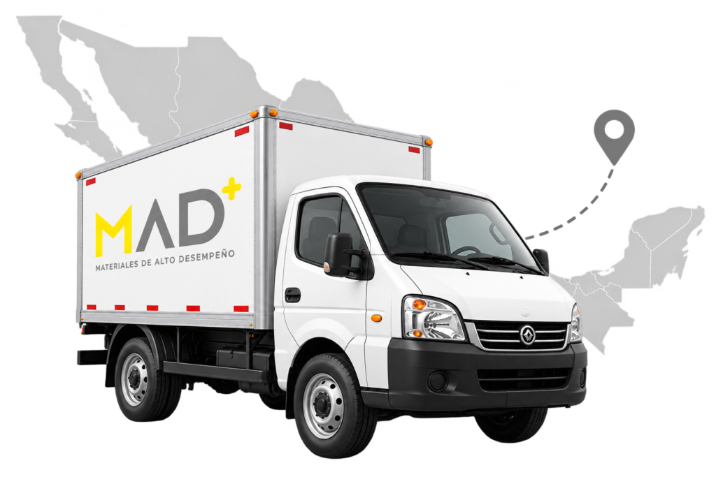 Camión de carga blanco con el logotipo de MAD+ Materiales de Alto Desempeño frente a un mapa de México